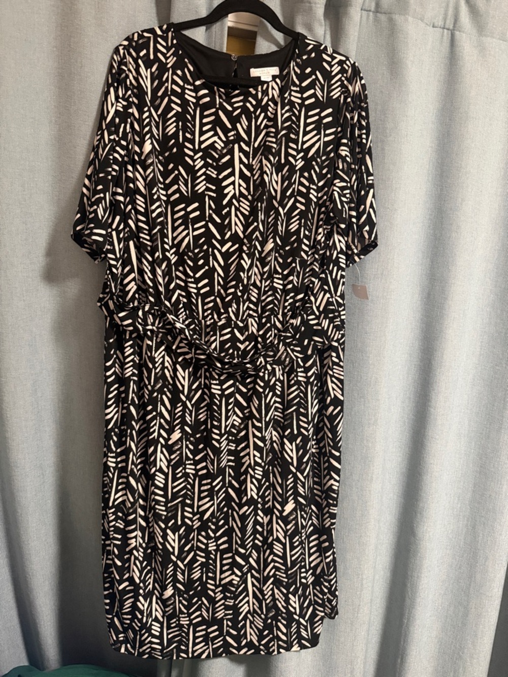 London Times Black and White Abstract Print Midi Dress with Tie Waist - 22W